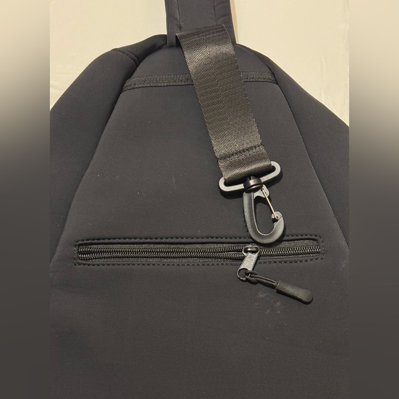 VETTA Black Sling Bag - Picture 6 of 11